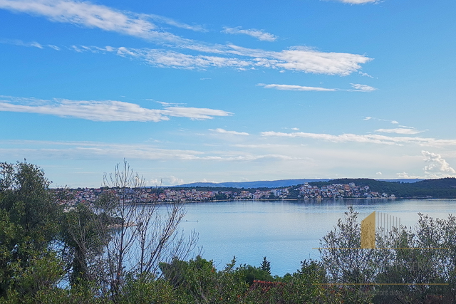 Building land with sea and city view; Balani, Ciovo. € 699,250